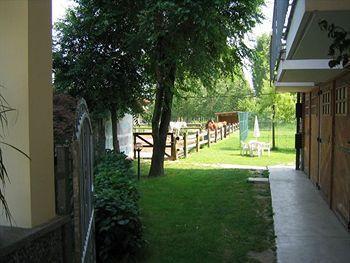 Hotel Quo Vadis None Buitenkant foto